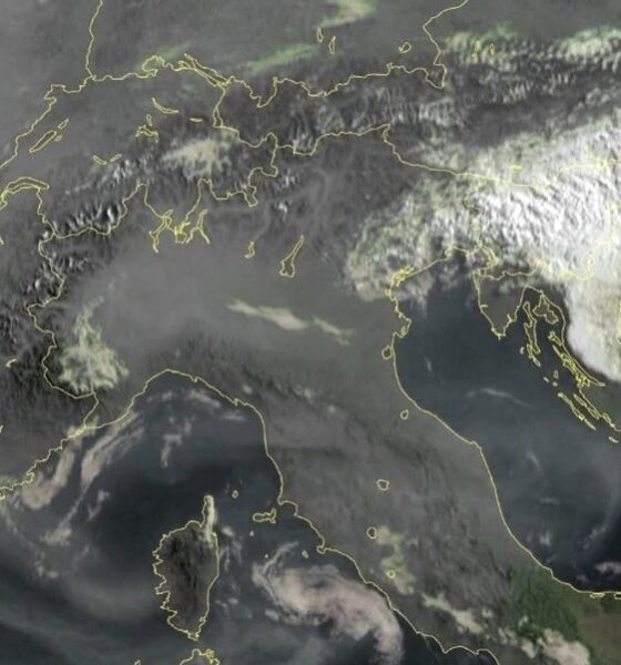 Cielo grigio e lattiginoso: si tratta del fumo degli incendi che devastano il Canada