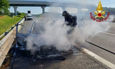 Auto prende fuoco mentre percorre l’autostrada