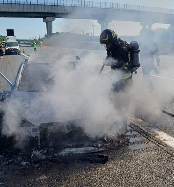Auto prende fuoco mentre percorre l’autostrada