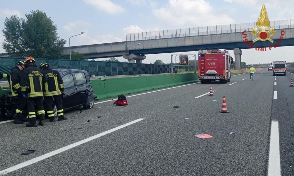 Schianto in A26, muore una donna: coinvolti furgoncino e due auto