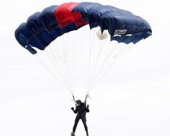 Il paracadute non si apre bene, uomo in fin di vita. Grave incidente nel pomeriggio di ieri, sabato 21 giugno, al campo volo di Vercelli. 