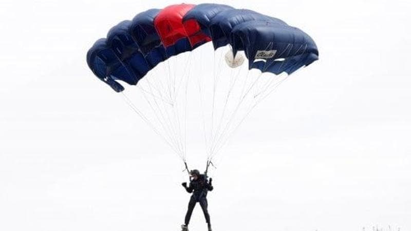 Il paracadute non si apre bene, uomo in fin di vita. Grave incidente nel pomeriggio di ieri, sabato 21 giugno, al campo volo di Vercelli.