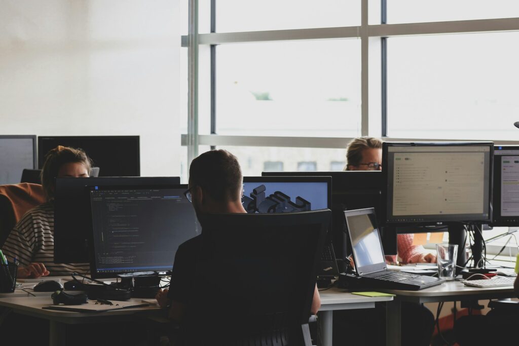 Persone al lavoro con il pc