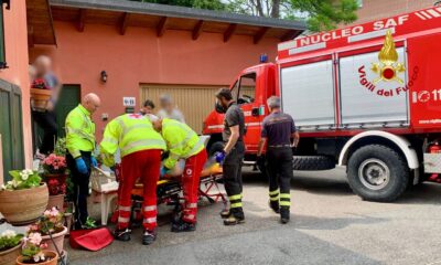 Si tuffa nel torrente e batte la testa su un sasso