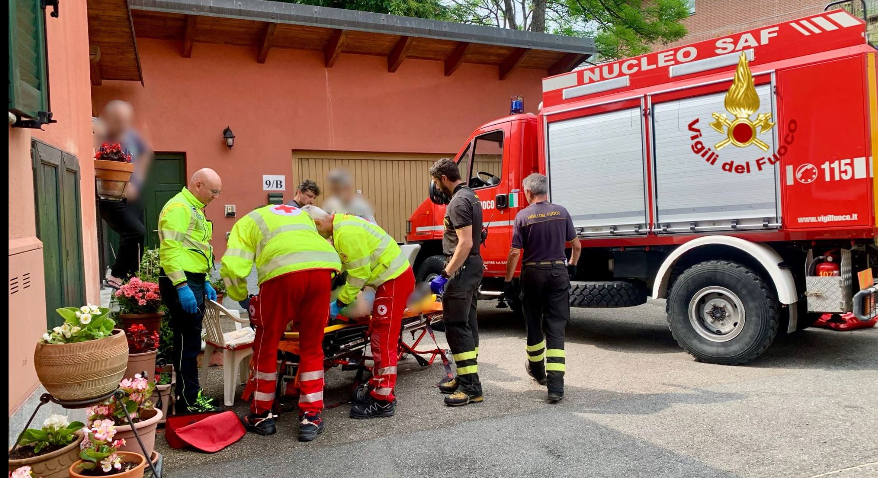 Si tuffa nel torrente e batte la testa su un sasso