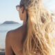 Ragazza con capelli al sole