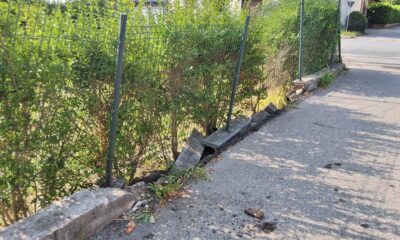 Abbatte la recinzione di un edificio e scappa