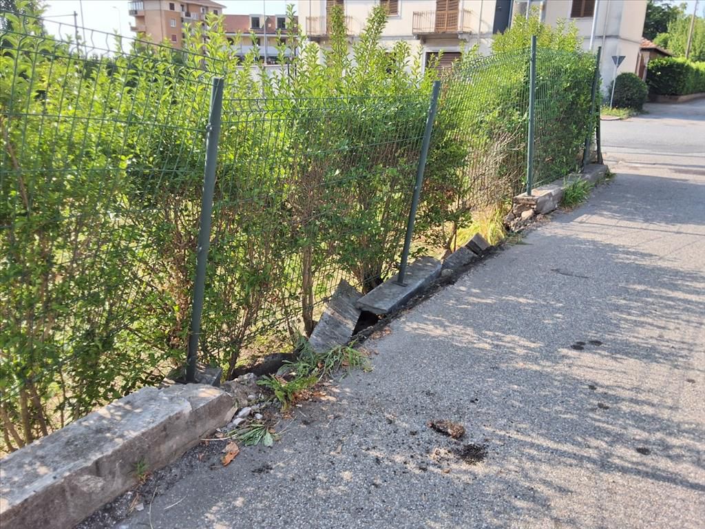 Abbatte la recinzione di un edificio e scappa