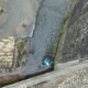 cartello a mollo nel torrente