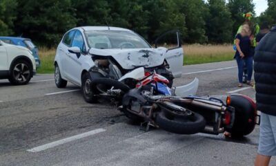 Pauroso schianto contro un'auto, motociclista ricoverato in codice rosso