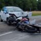 Pauroso schianto contro un'auto, motociclista ricoverato in codice rosso