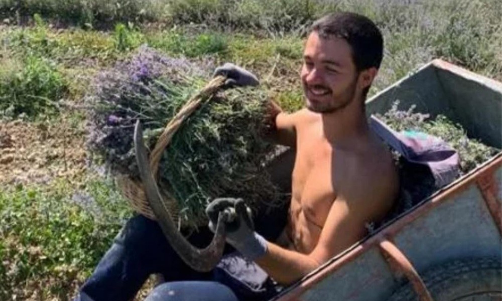 Muore a soli 21 anni cercando fiori rari lungo un sentiero