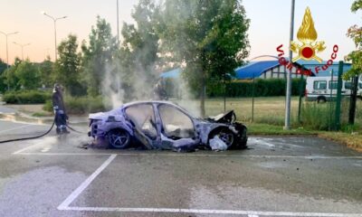 Paura per una vettura divorata dalle fiamme