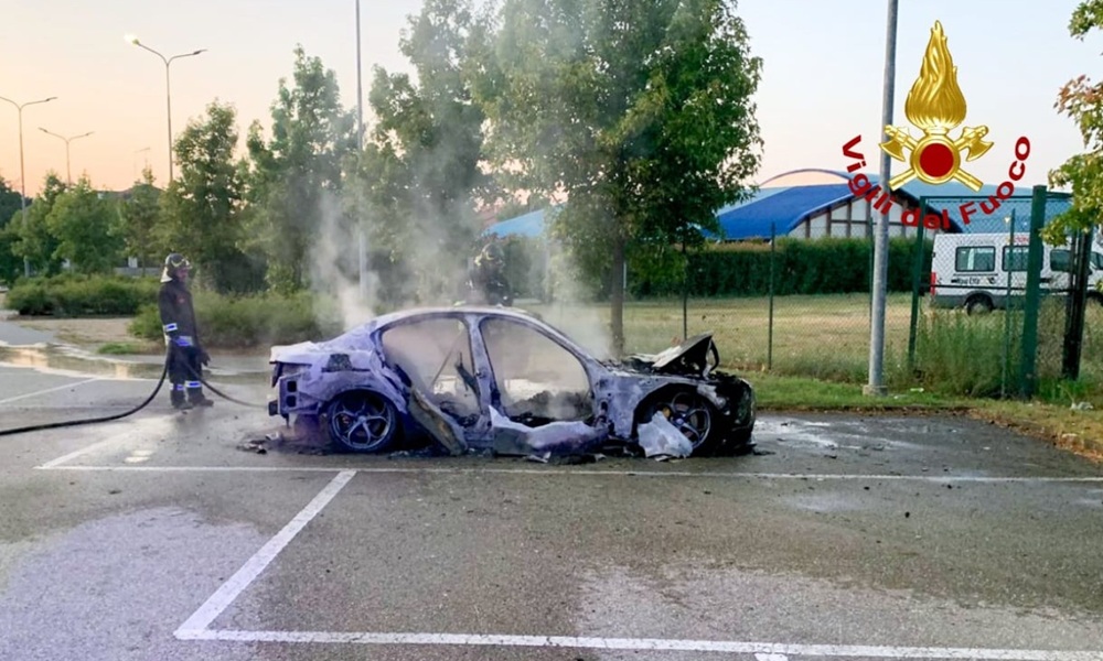 Paura per una vettura divorata dalle fiamme