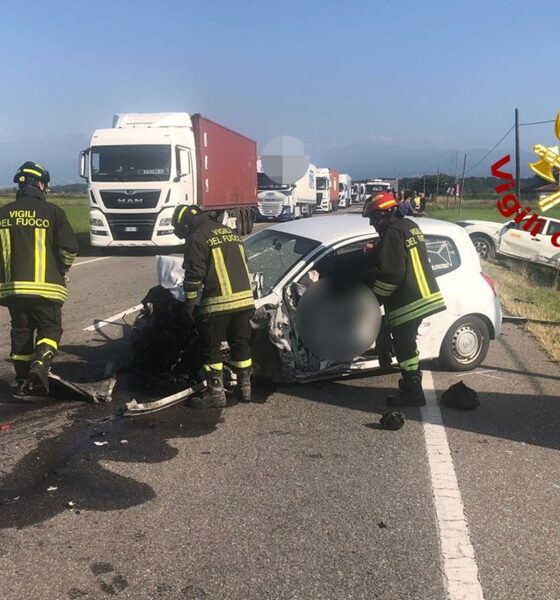 Schianto tra quattro veicoli: conducenti in ospedale