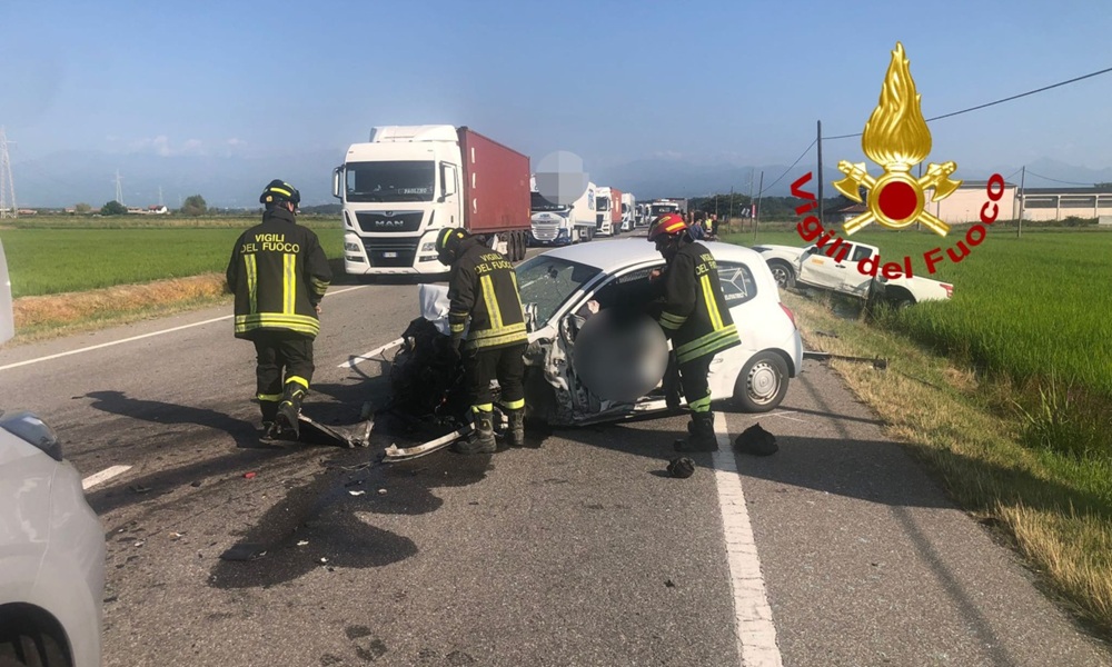Schianto tra quattro veicoli: conducenti in ospedale