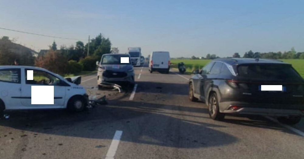 Frontale a Massazza, quattro mezzi coinvolti