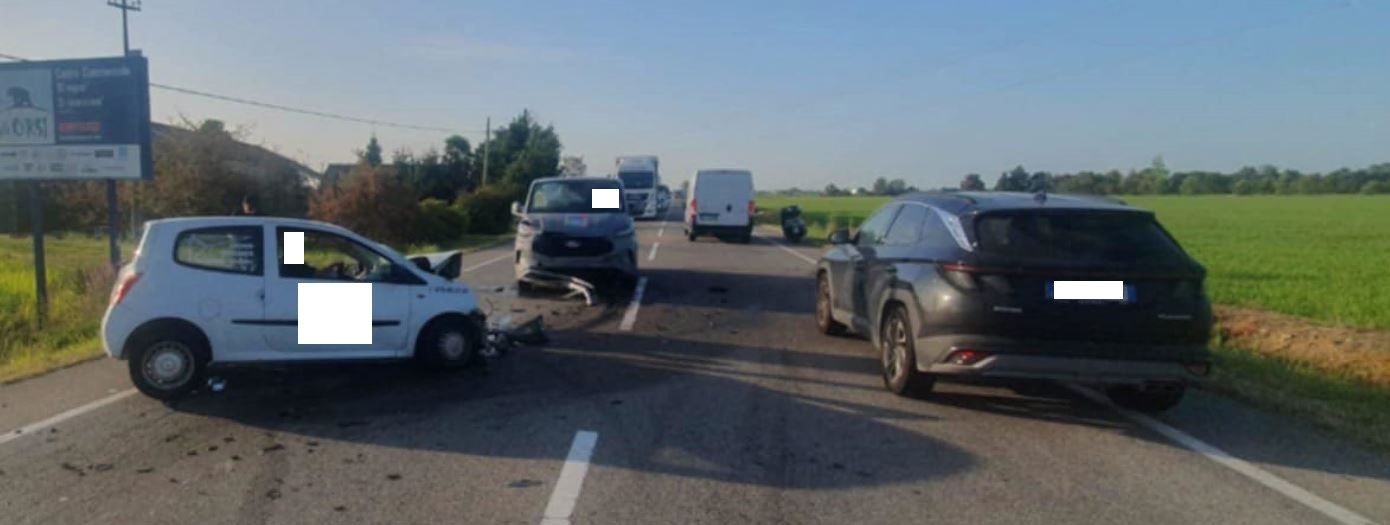 Frontale a Massazza, quattro mezzi coinvolti