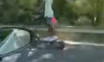 ragazzo viaggia in monopattino