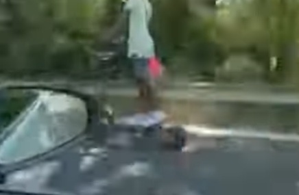 ragazzo viaggia in monopattino