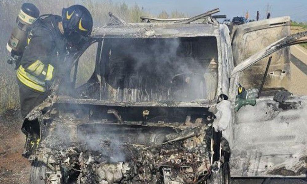 Furgone divorato dalle fiamme: il mezzo è stato completamente distrutto 