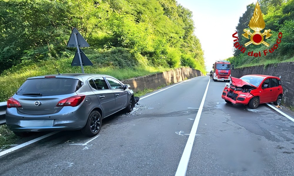 Schianto frontale tra auto