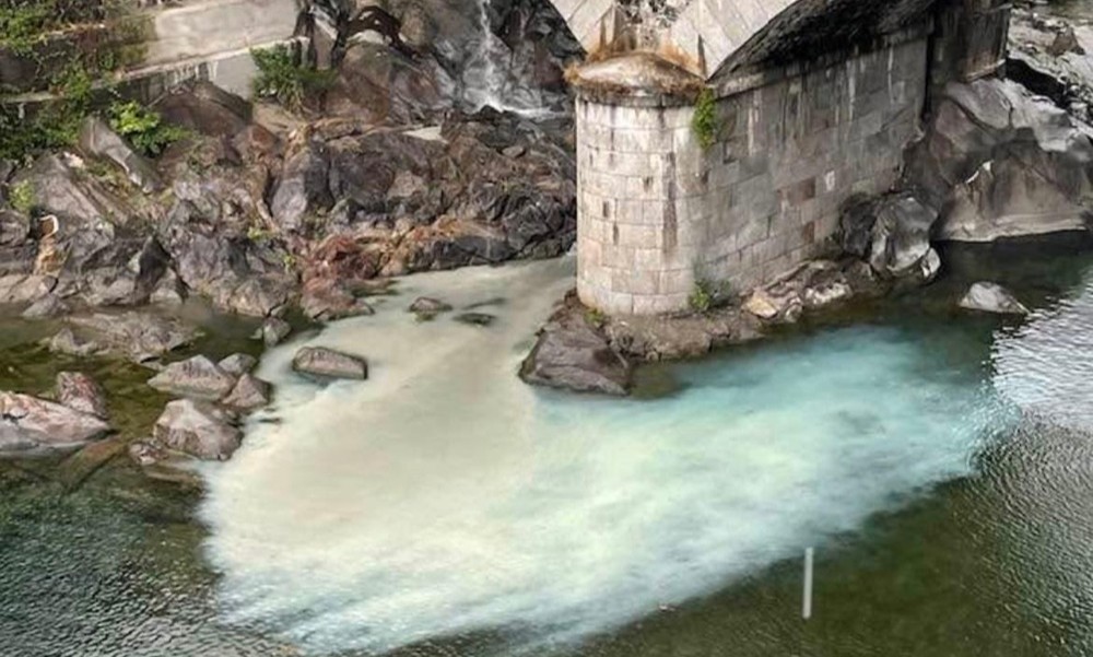Il Mastallone si "macchia” di bianco sotto il ponte a Varallo