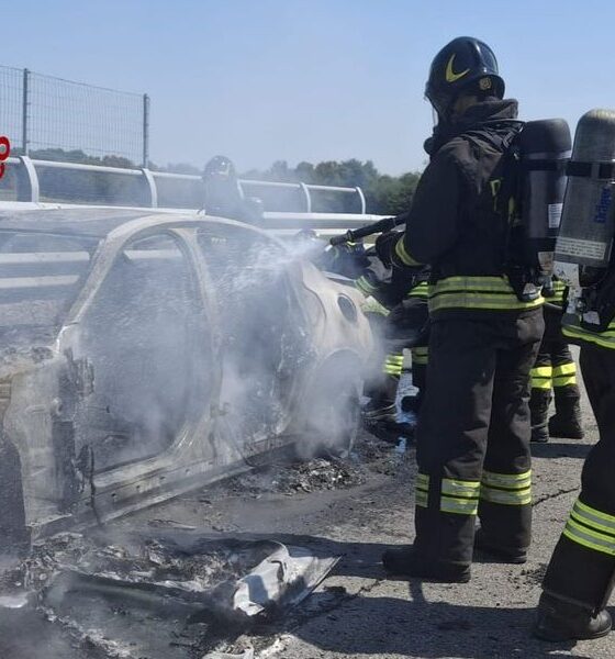 Auto in fiamme a Masserano