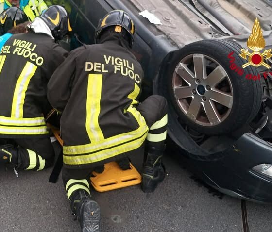 Paura a Lessona: auto si ribalta, strada chiusa
