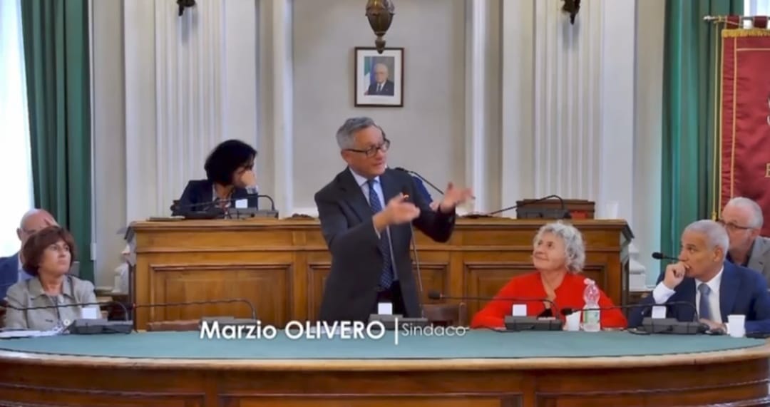 Il sindaco Olivero urla per il minuto di silenzio