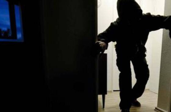 due uomini sospetti si aggirano per le case