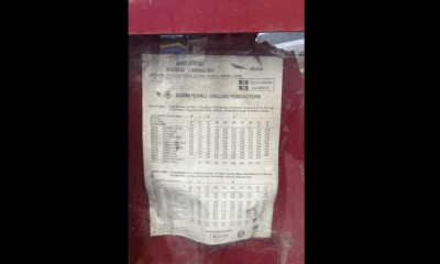 Il foglio con gli orari sbagliati risalenti al 2014 alla fermata dei bus di "cavallo superiore a Cossila