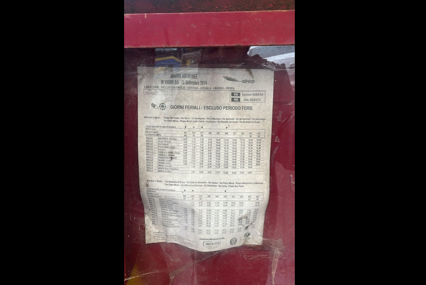 Il foglio con gli orari sbagliati risalenti al 2014 alla fermata dei bus di "cavallo superiore a Cossila