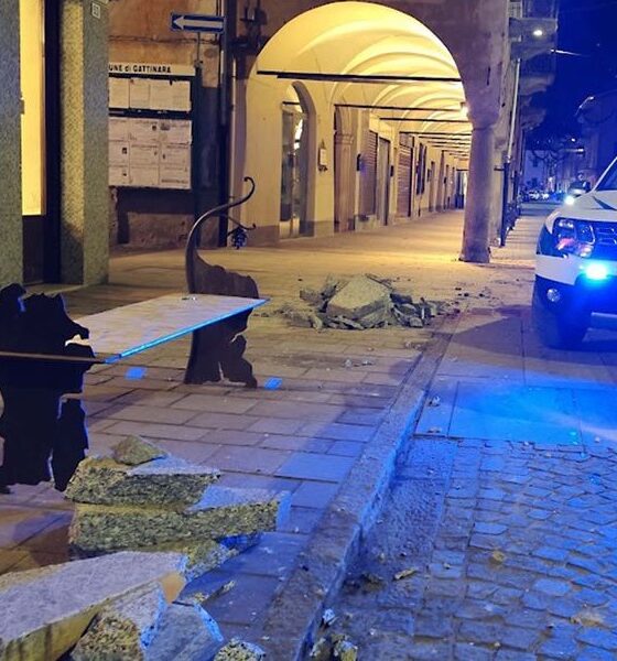 Camion demolisce balcone, i calcinacci cadono su un’auto in transito