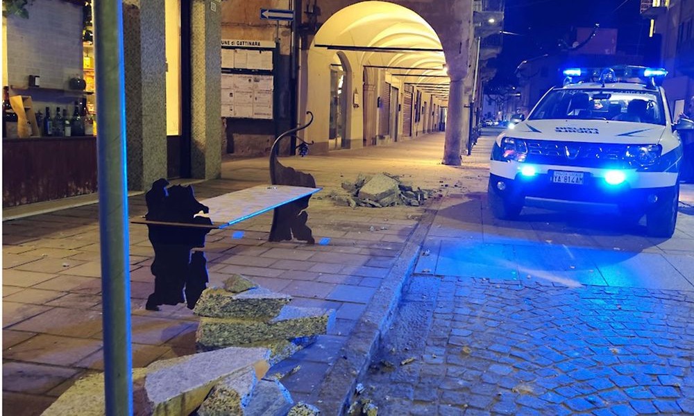 Camion demolisce balcone, i calcinacci cadono su un’auto in transito