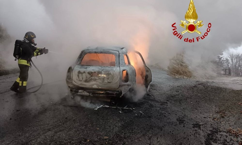 Auto completamente devastata dalle fiamme