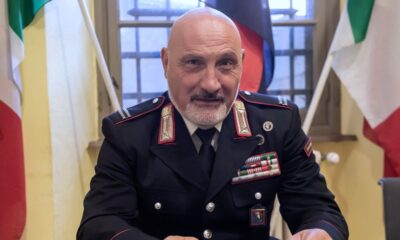 Scappa sul tetto e rischia di precipitare: salvato dal maresciallo