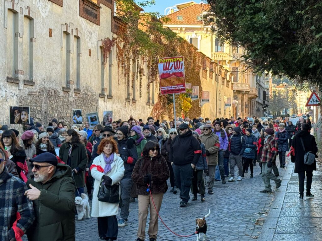 In tanti in centro per dire No alla violenza sulle donne - FOTO