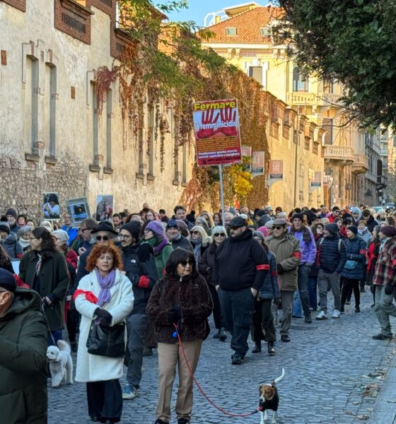In tanti in centro per dire No alla violenza sulle donne - FOTO