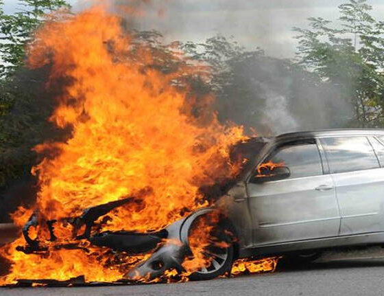 auto in fiamme
