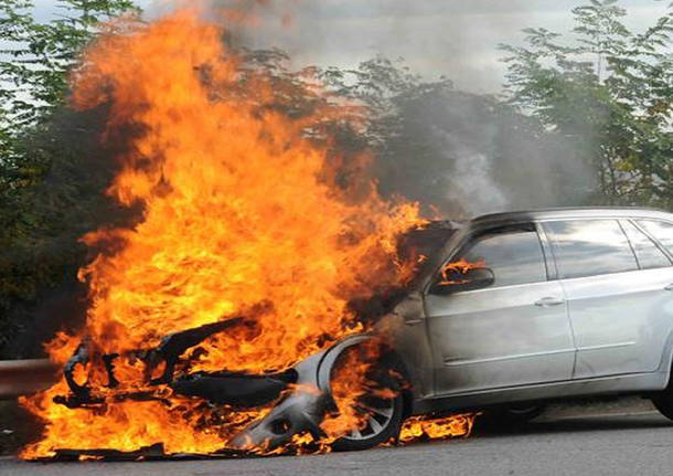 auto in fiamme