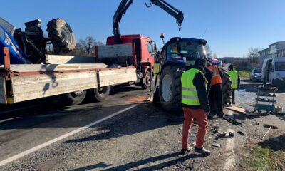 violento scontro tra auto e trattore