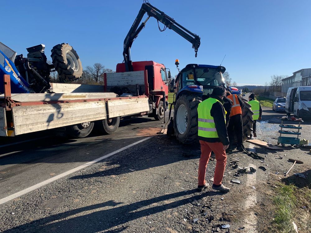 violento scontro tra auto e trattore