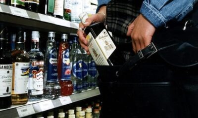 sfonda la vetrina con un tombino