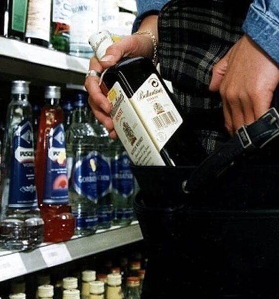 sfonda la vetrina con un tombino