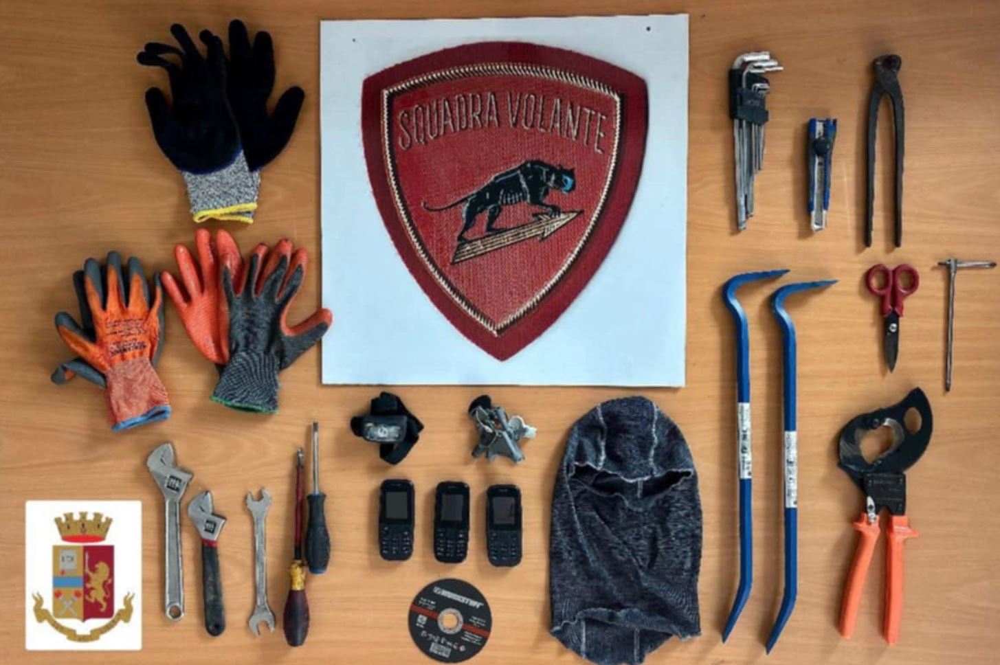 Pronti a svaligiare case ma... le volanti arrivano prima