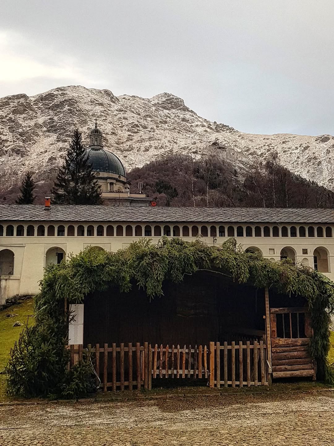 L’Avvento si apre con la neve: prima spolverata sulle montagne sopra Oropa