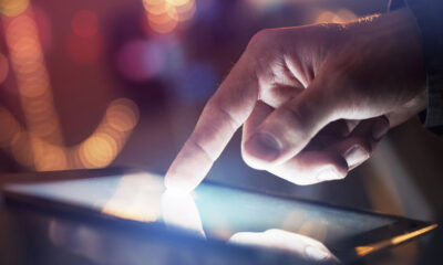 Mano sul tablet (© Depositphotos)