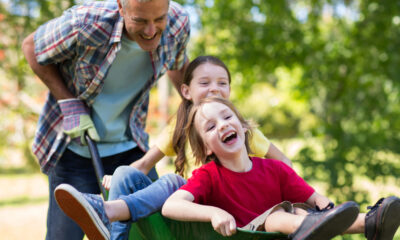 Padre gioca con i figli (© Depositphotos)