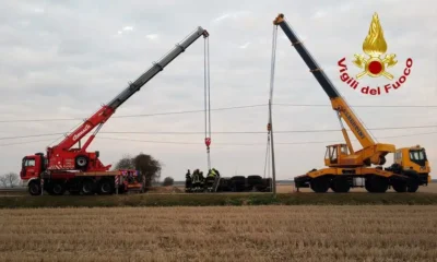 Camion finisce fuori strada e si ribalta